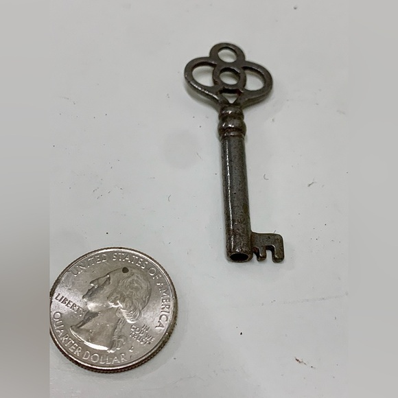 Early 20th Century Antique Hollow Barrel Skeleton Key - Picture 8 of 9